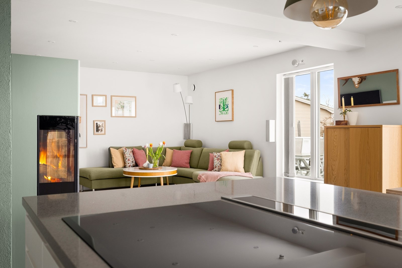 Fra kjøkkenøya har man full oversikt over stuen og ut mot terrassen. Galleribilde