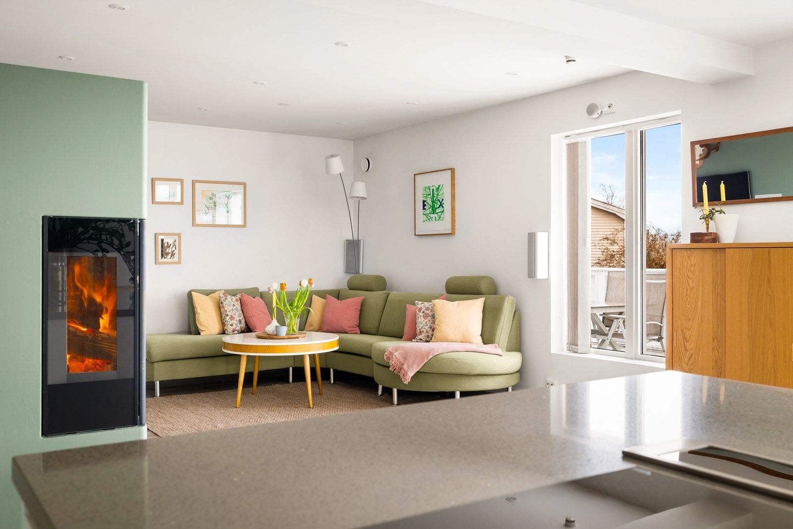 Den åpne løsningen er ideell for å underholde gjester mens man legger siste hånd på verket. Galleribilde