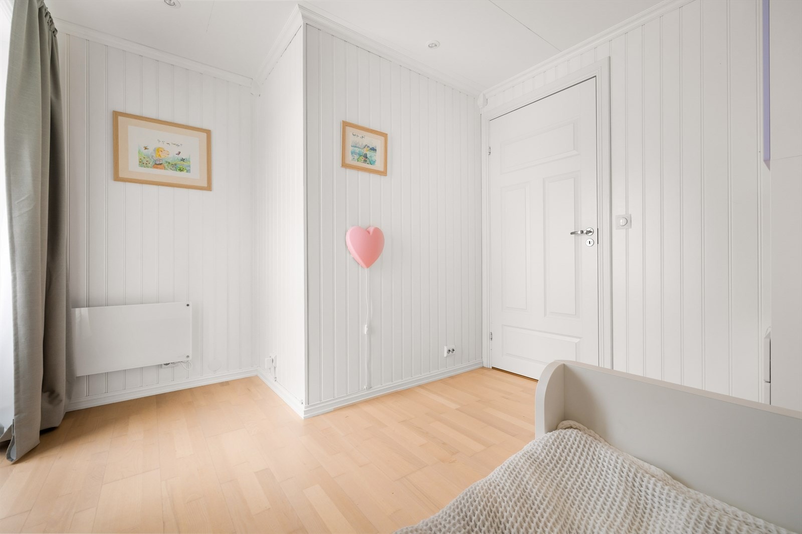 God plass til både seng og lekeareal. Galleribilde