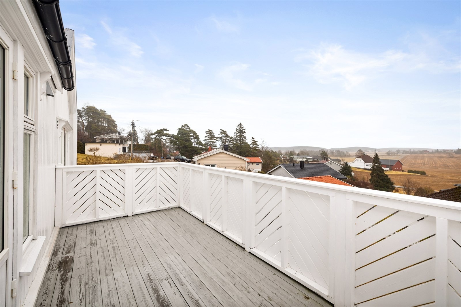 Fra balkongen i andre etasje har man fin utsikt over nærområdet. Galleribilde