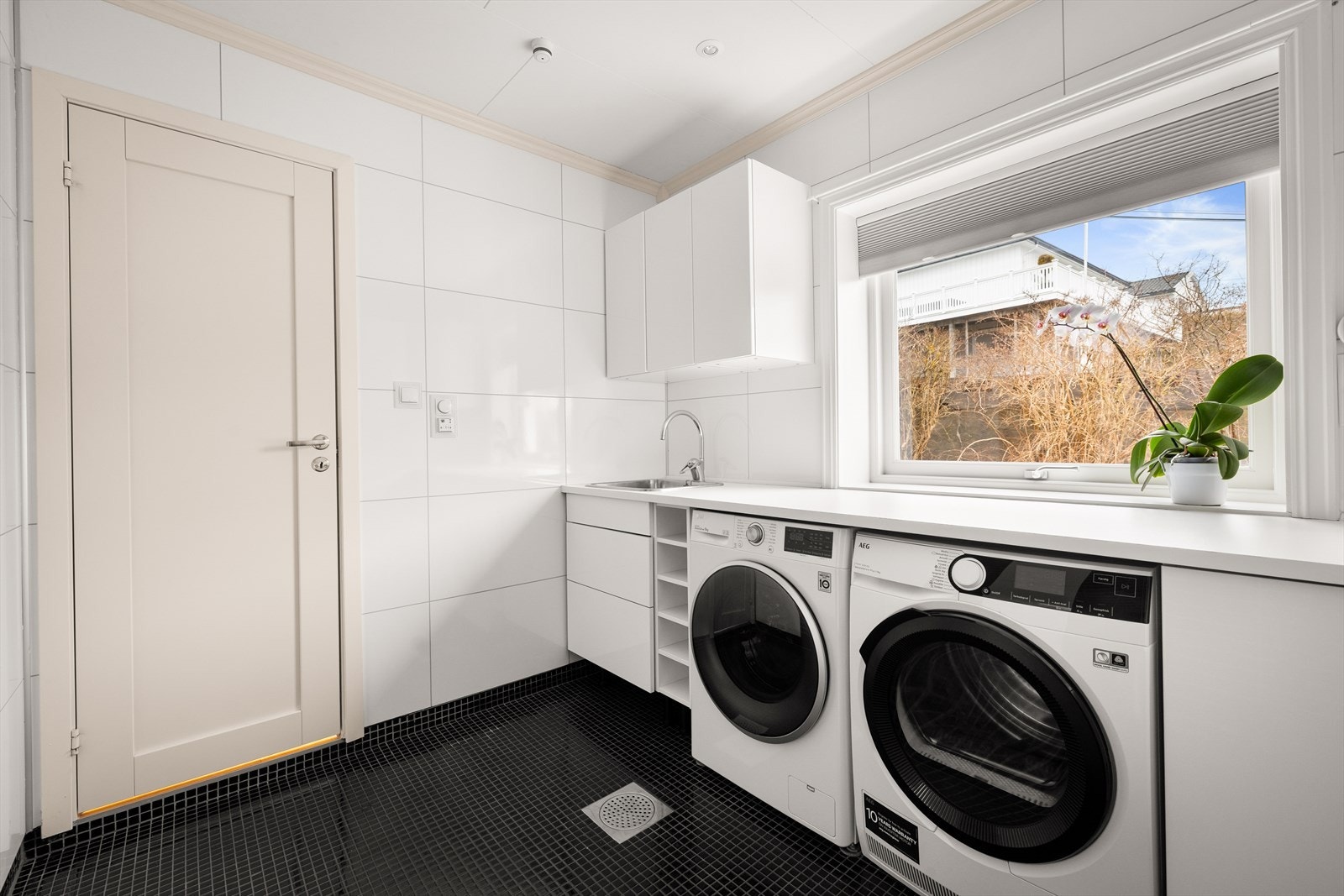 Vaskerommet har egen vaskekum og rikelig med skapplass. Galleribilde