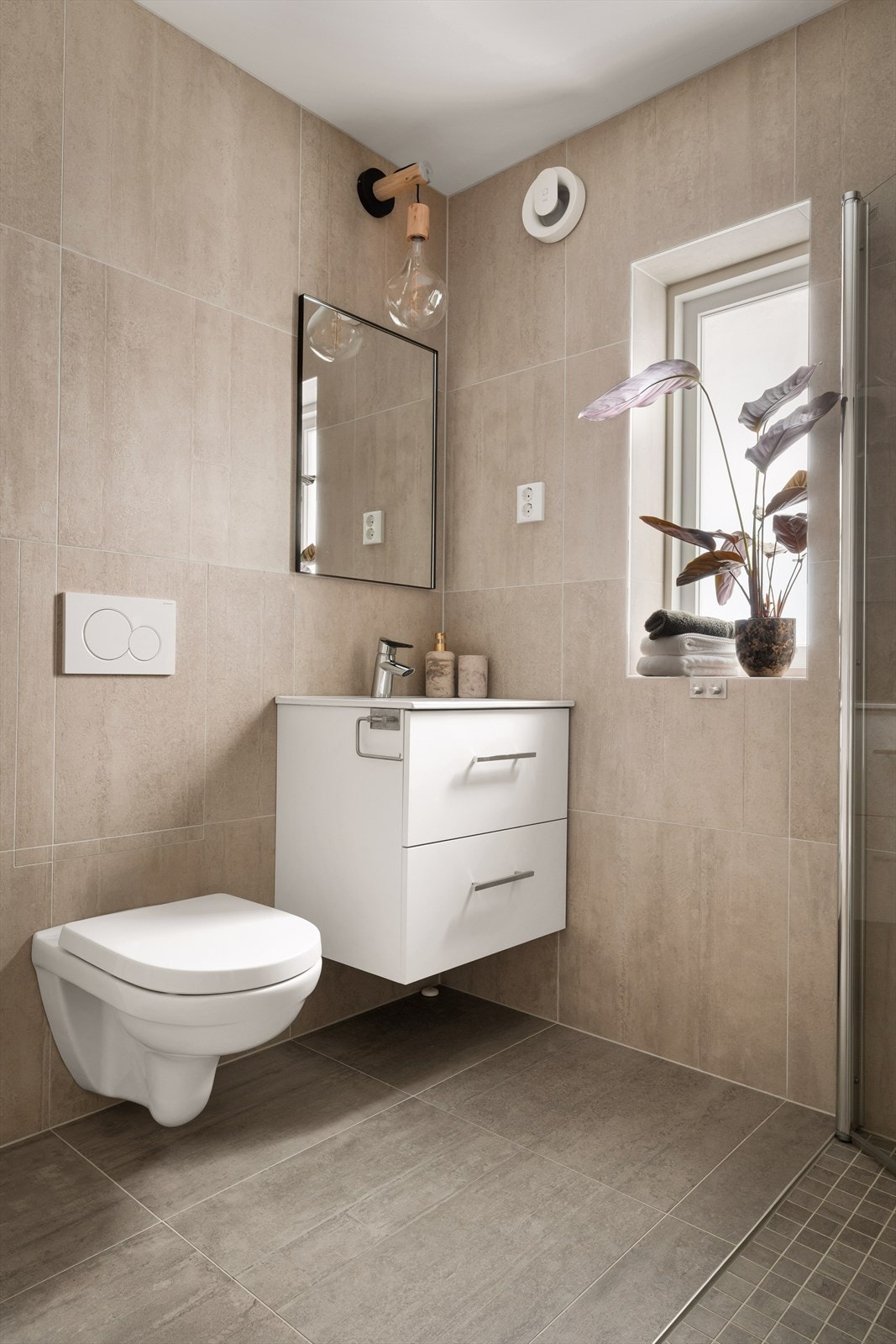 Tidløse materialvalg og et vindu som gir dagslys. Galleribilde