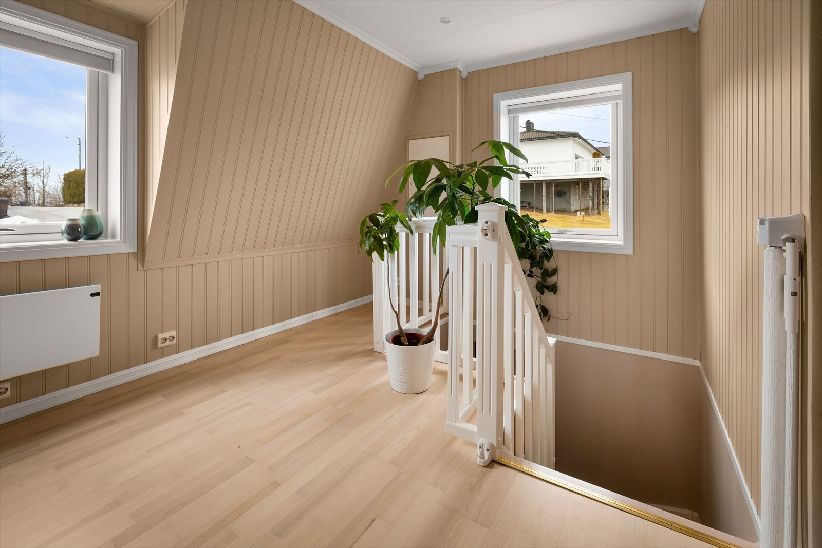 Oppe ankommer man en lys og åpen loftstue. Galleribilde