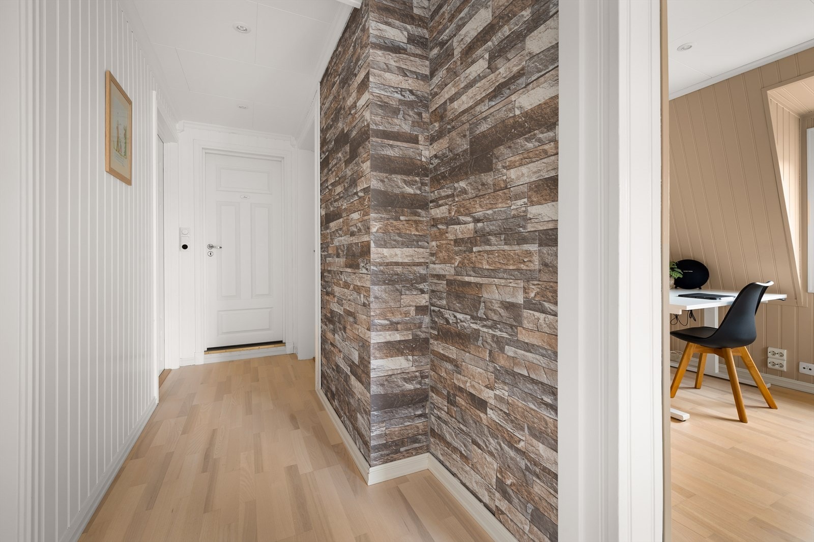 En dekorativ fondvegg gir karakter til gangen i andre etasje. Galleribilde