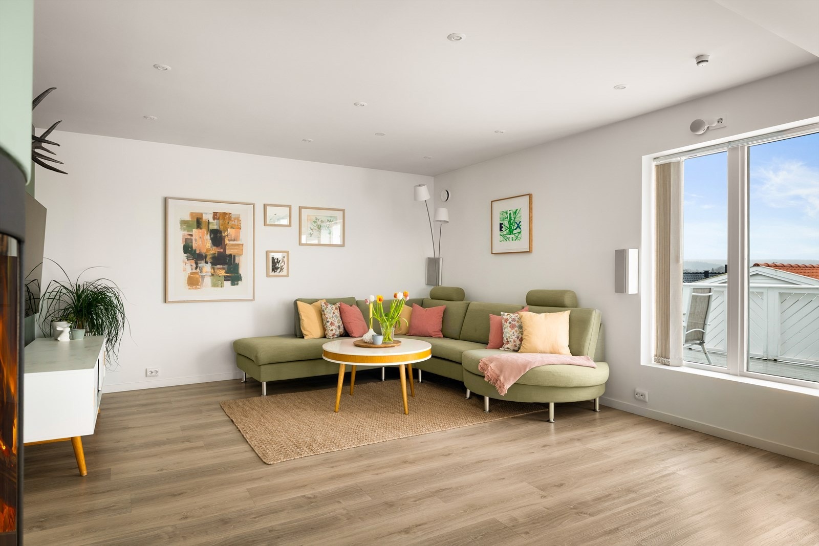 De store vindusflatene slipper inn rikelig med dagslys og gir en luftig romfølelse. Galleribilde