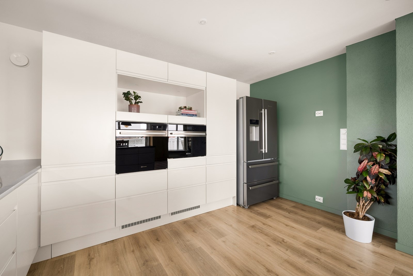 Her er det godt med skap- og benkeplass, samt plass til et stort side-by-side kjøleskap. Galleribilde