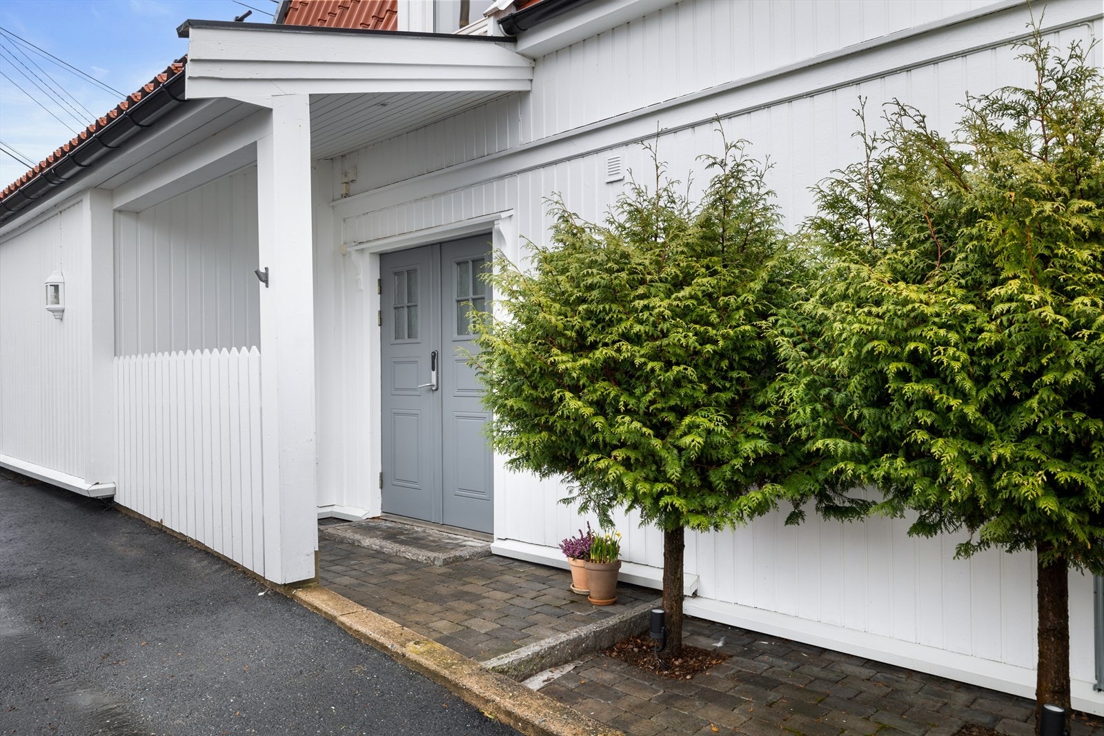 Velstelt og innbydende adkomst til boligen. Galleribilde