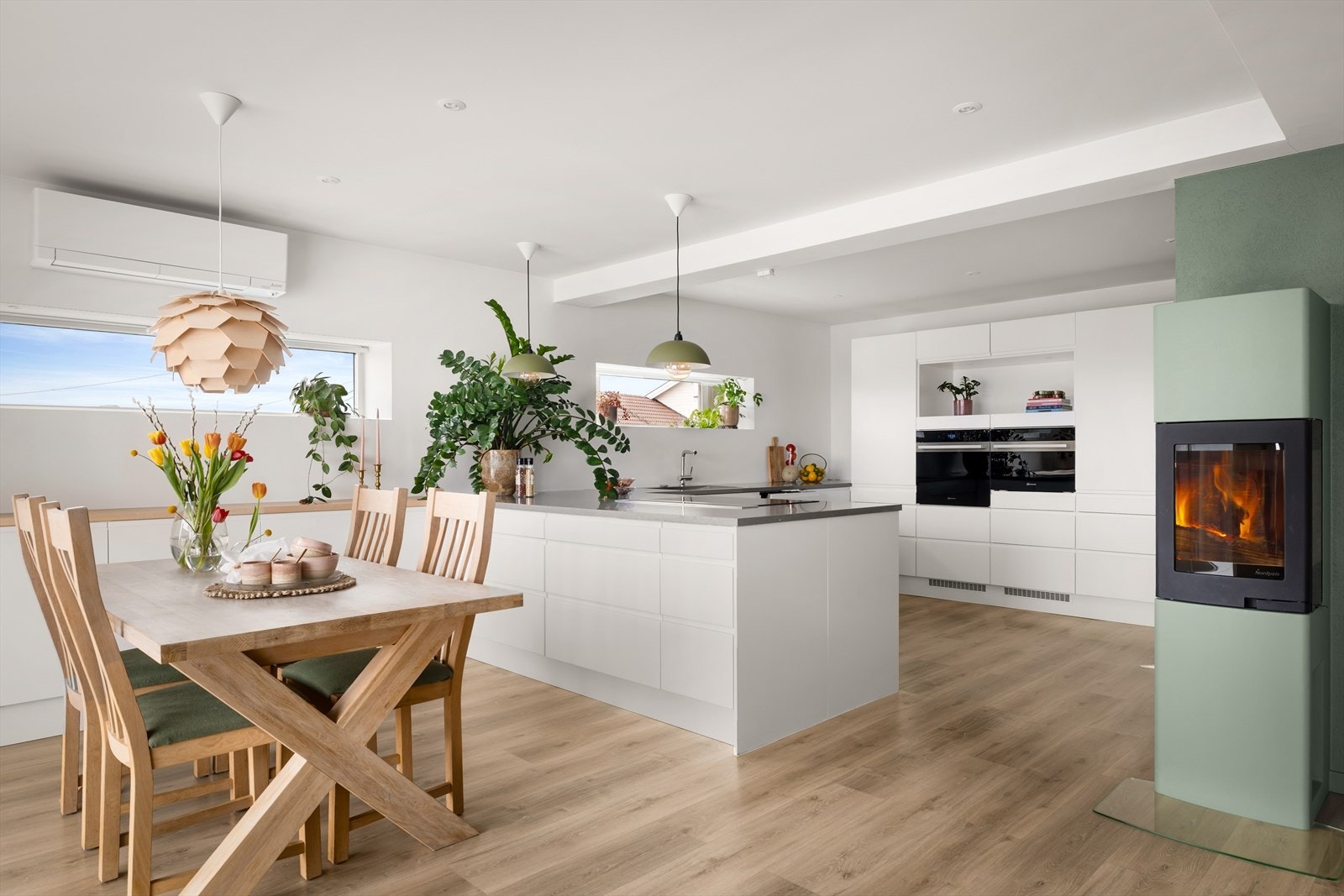 Kjøkkenet er sosialt utformet med en stor kjøkkenøy og god plass til spisebord. Galleribilde