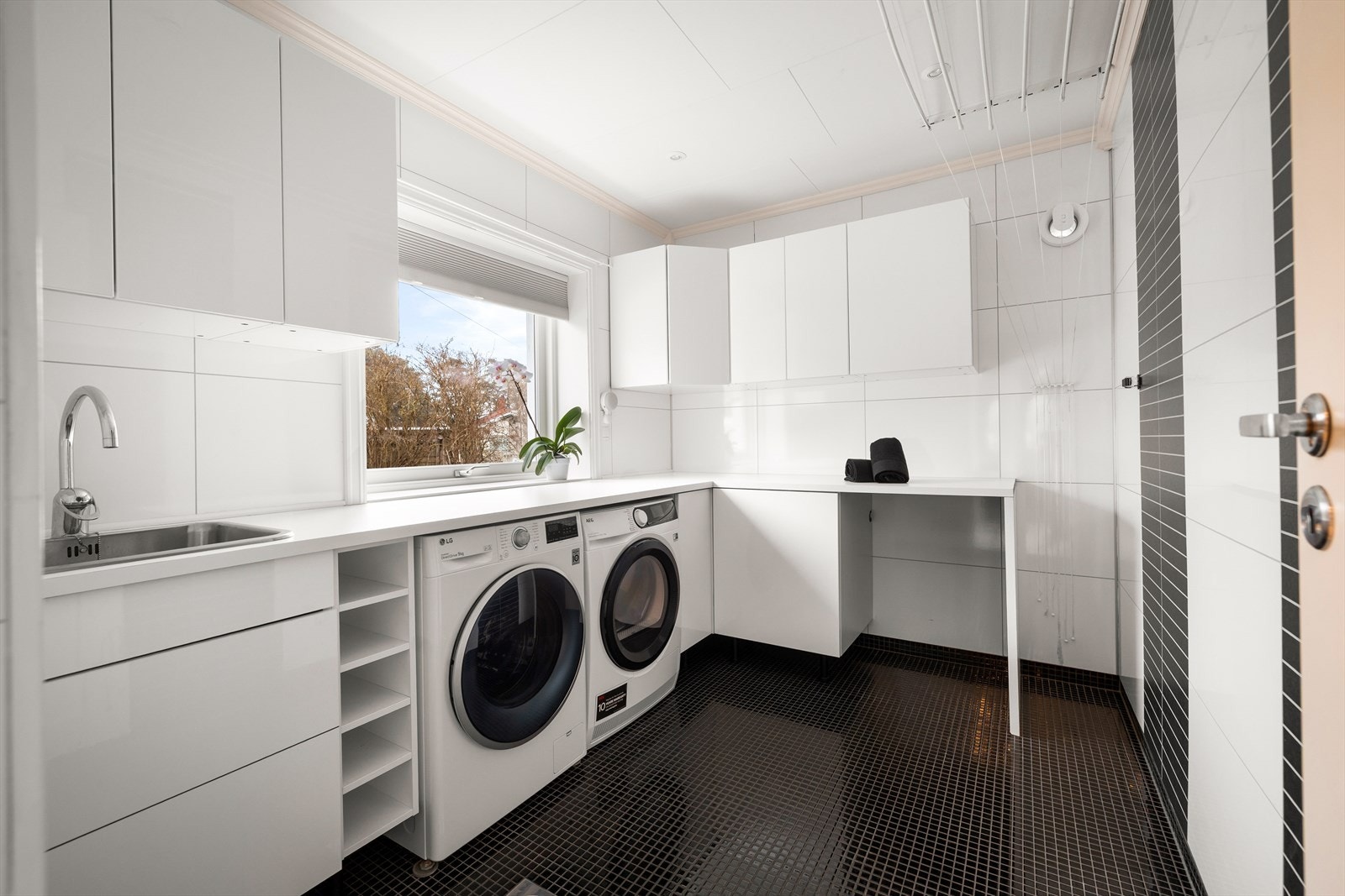 Separat og svært praktisk vaskerom med god benkeplass og opplegg for vaskemaskin og tørketrommel. Galleribilde
