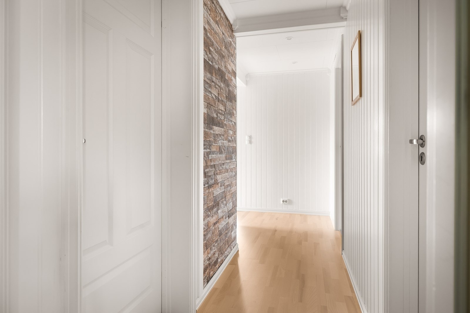 Gangen fordeler tilgang til etasjens soverom og bad. Galleribilde