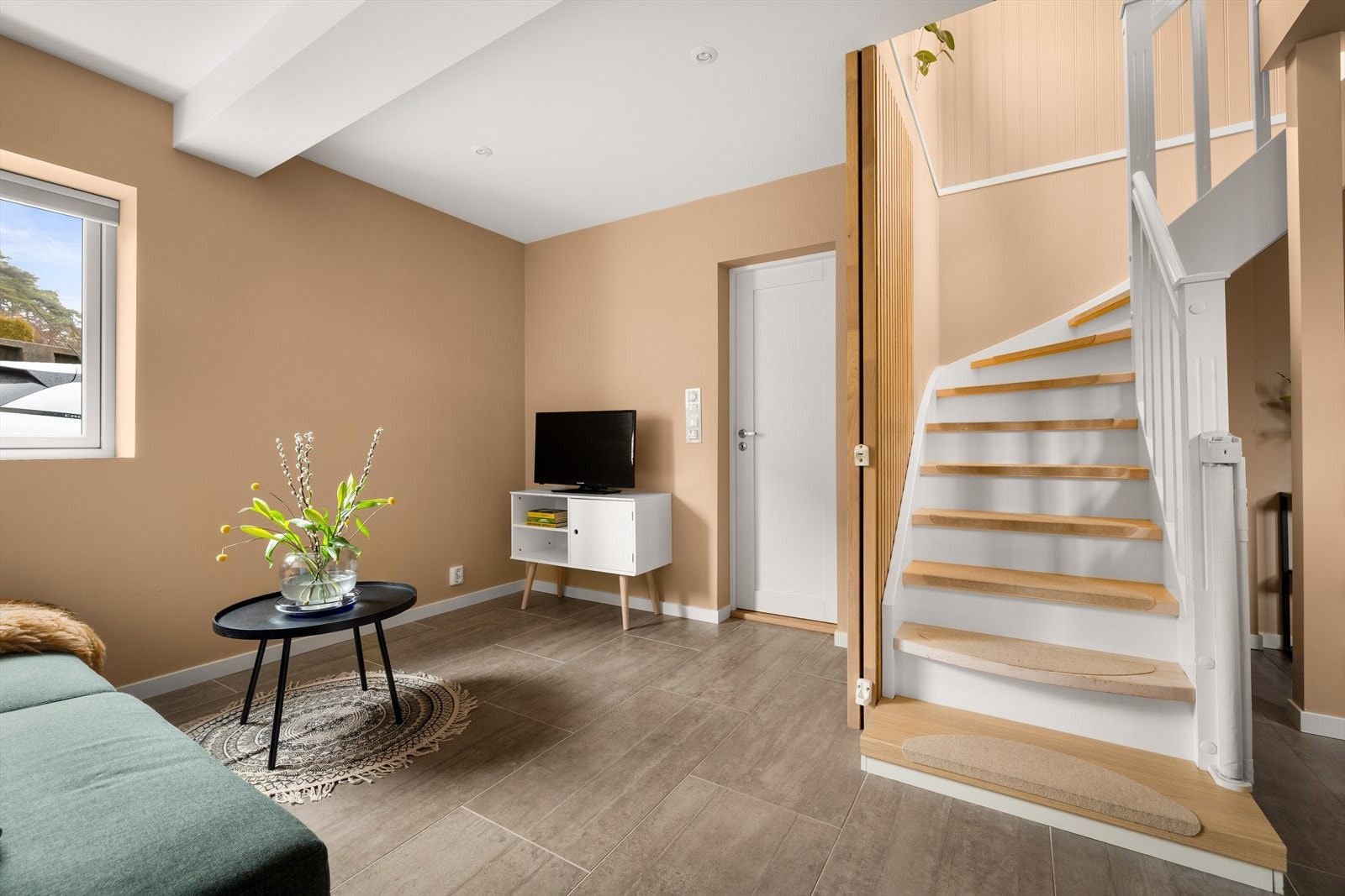 Spileveggen i tre skaper en fin og moderne overgang mot trapperommet. Galleribilde