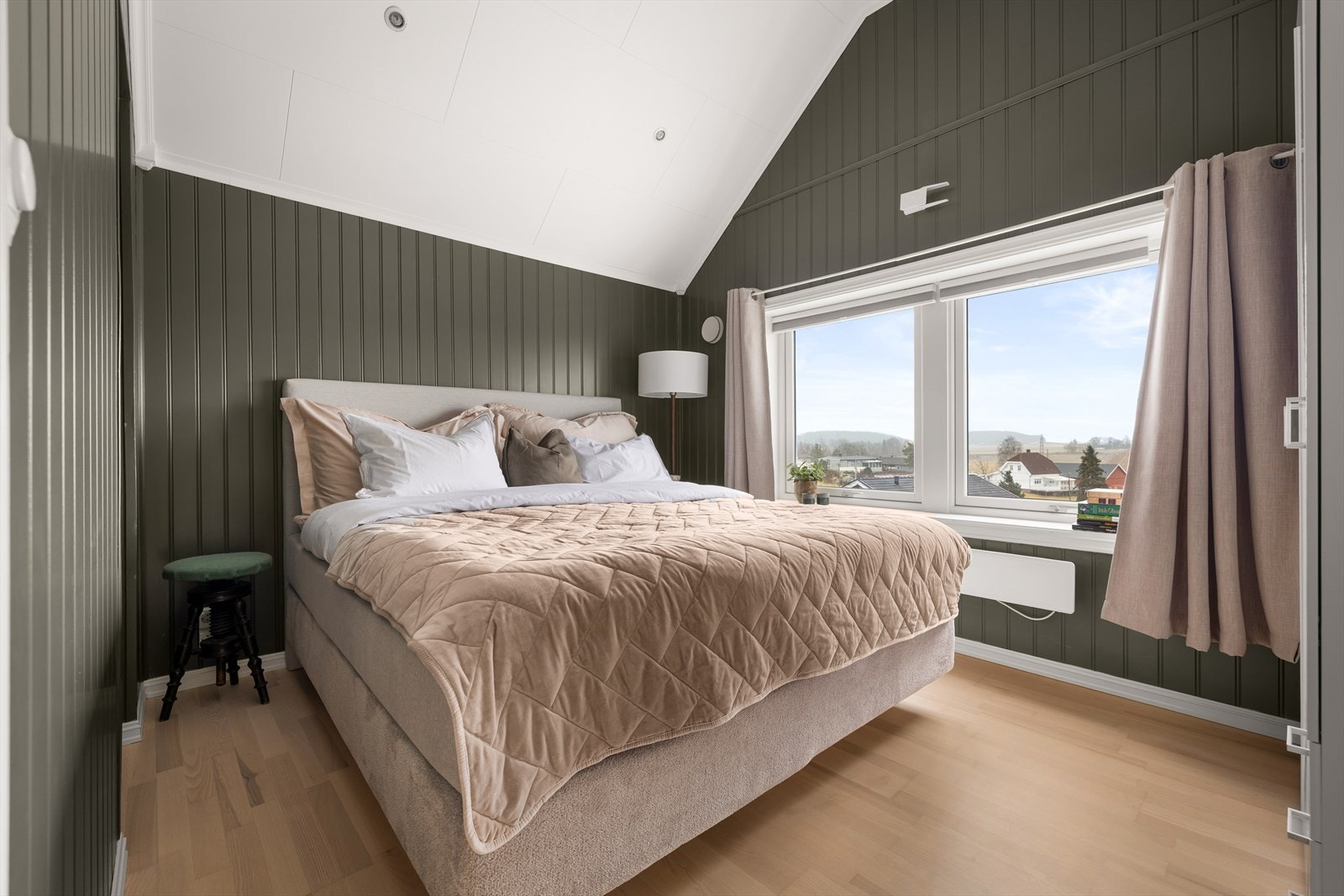 Hovedsoverommet er av god størrelse med plass til dobbeltseng. Galleribilde