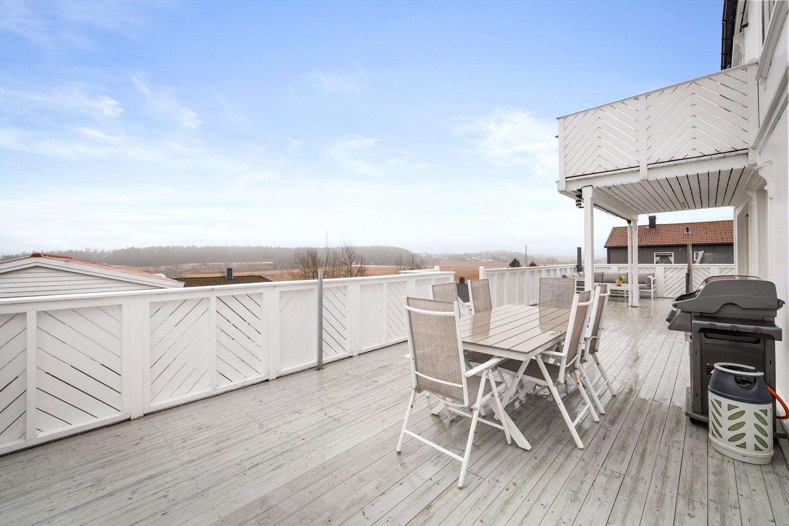 Terrassen er en flott forlengelse av stuen på varme dager. Galleribilde