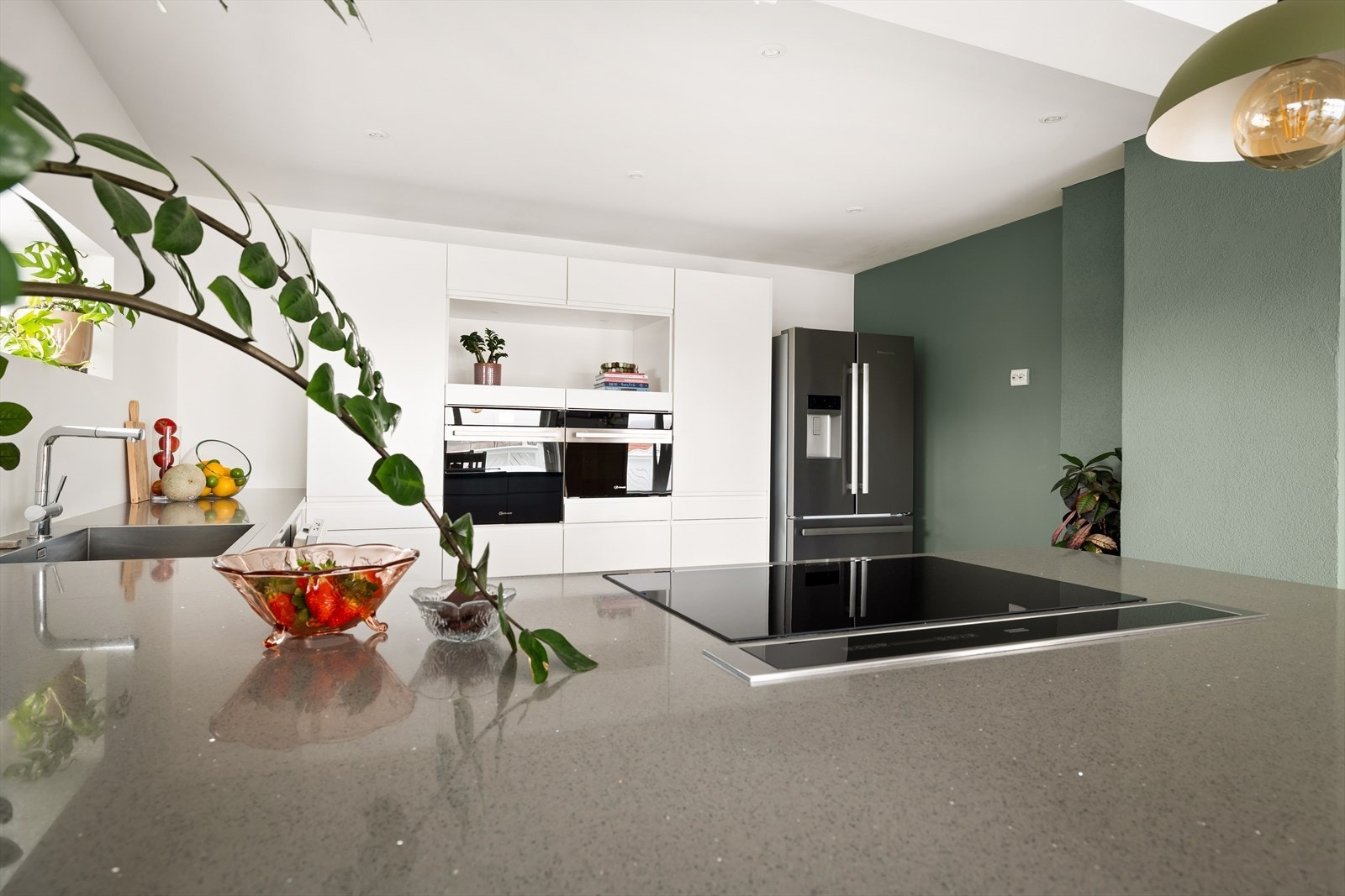 Kjøkkenøya har integrert platetopp med ventilator og rikelig med arbeids- og oppbevaringsplass. Galleribilde