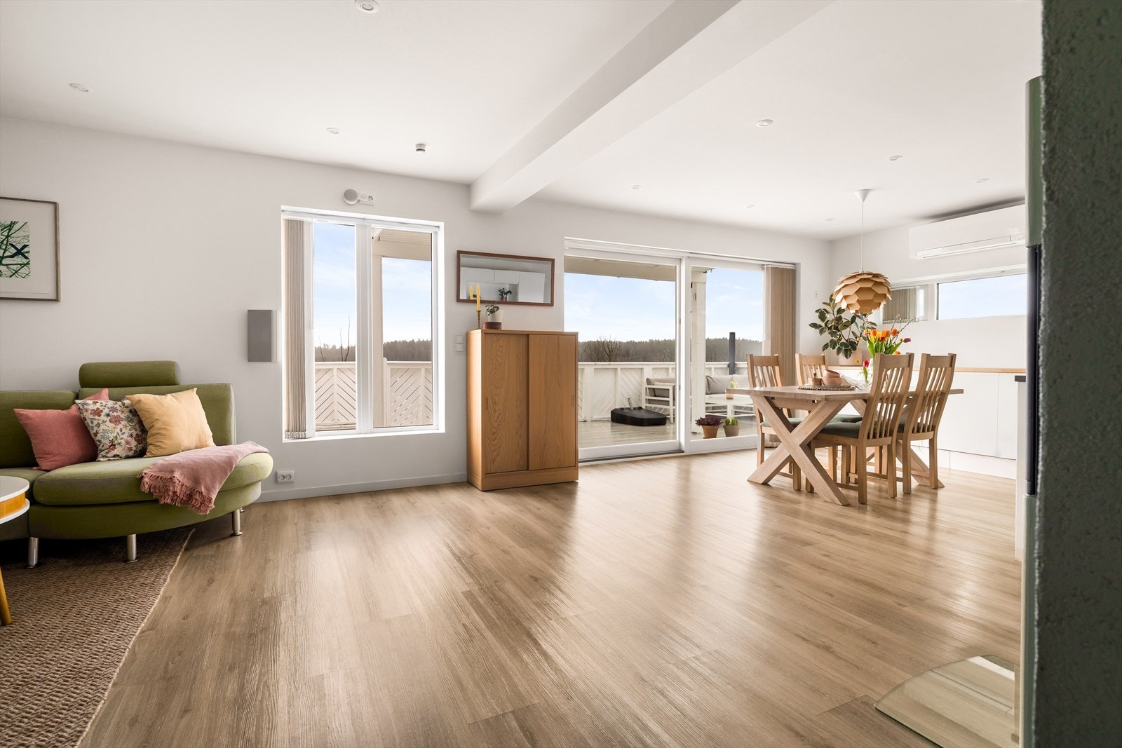 Doble skyvedører i glass åpner opp mot den store terrassen og visker ut skillet mellom inne og ute. Galleribilde