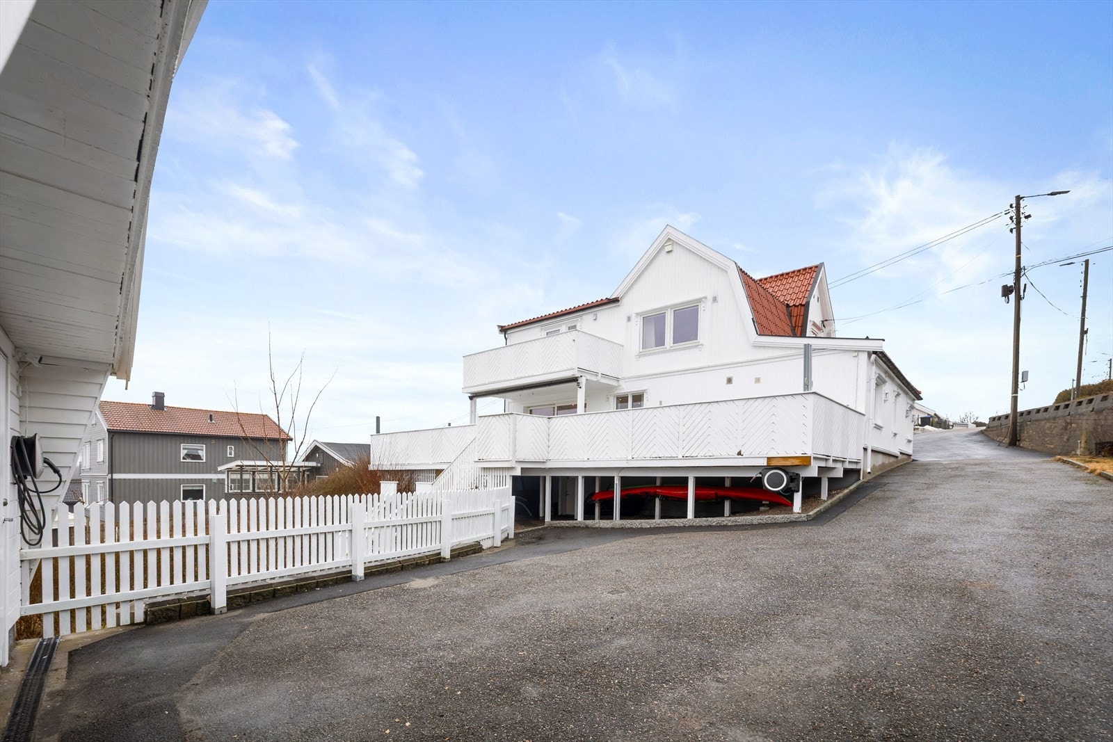 Boligen har store, fine uteplasser og en familievennlig planløsning over to etasjer. Galleribilde