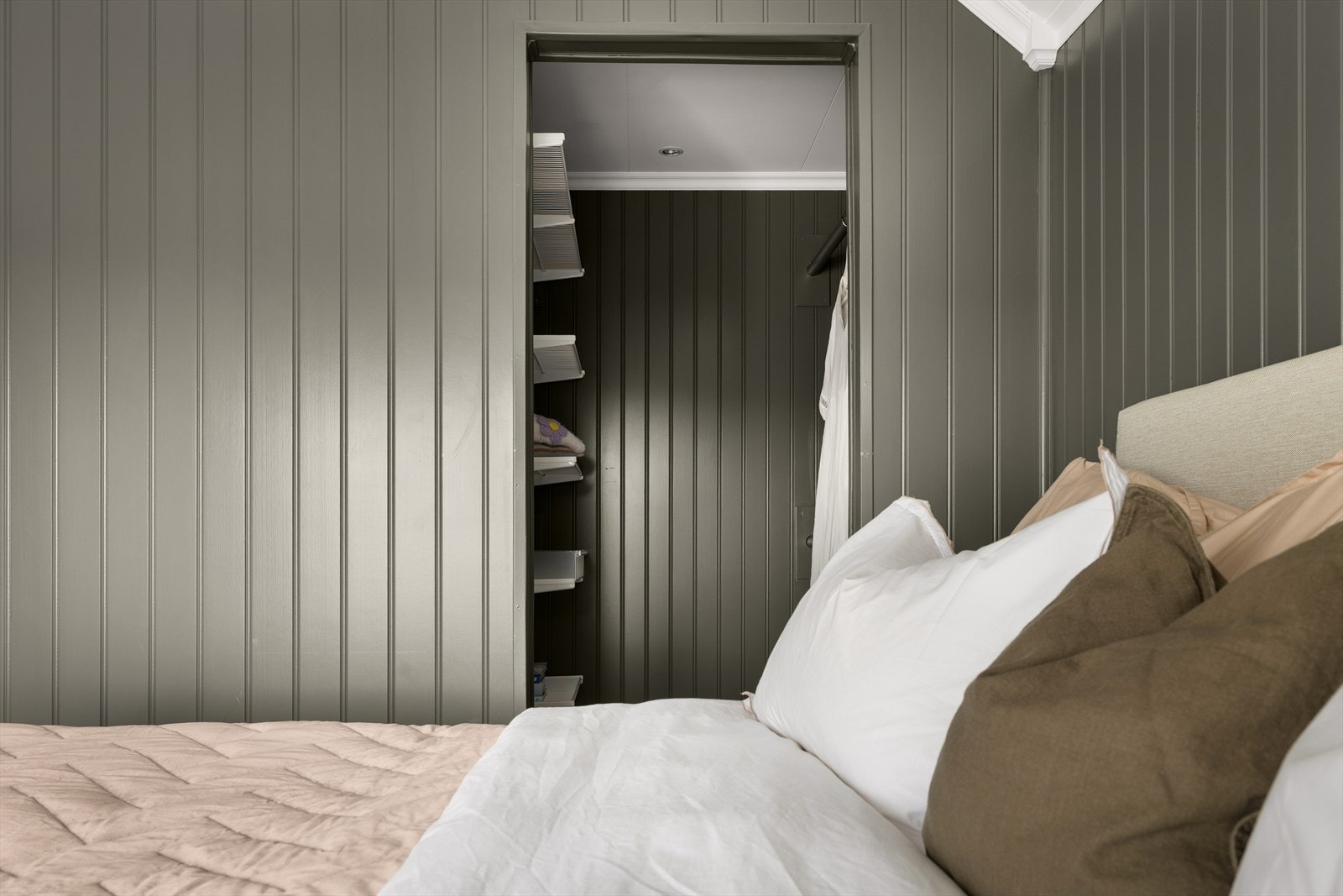 Fra soverommet er det direkte inngang til et praktisk walk-in closet. Galleribilde