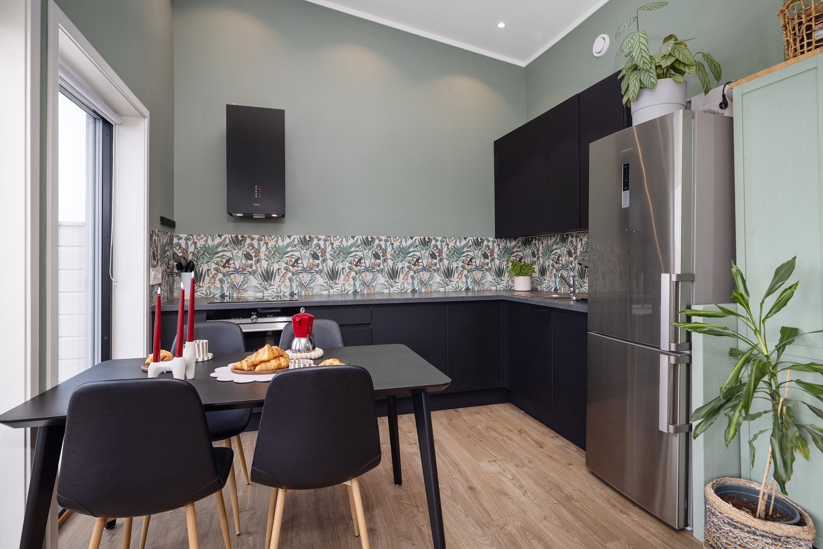 God arbeidsflate på kjøkkenet. Kjøkkenventilator med kullfilter sørger for avtrekk under matlaging. Galleribilde