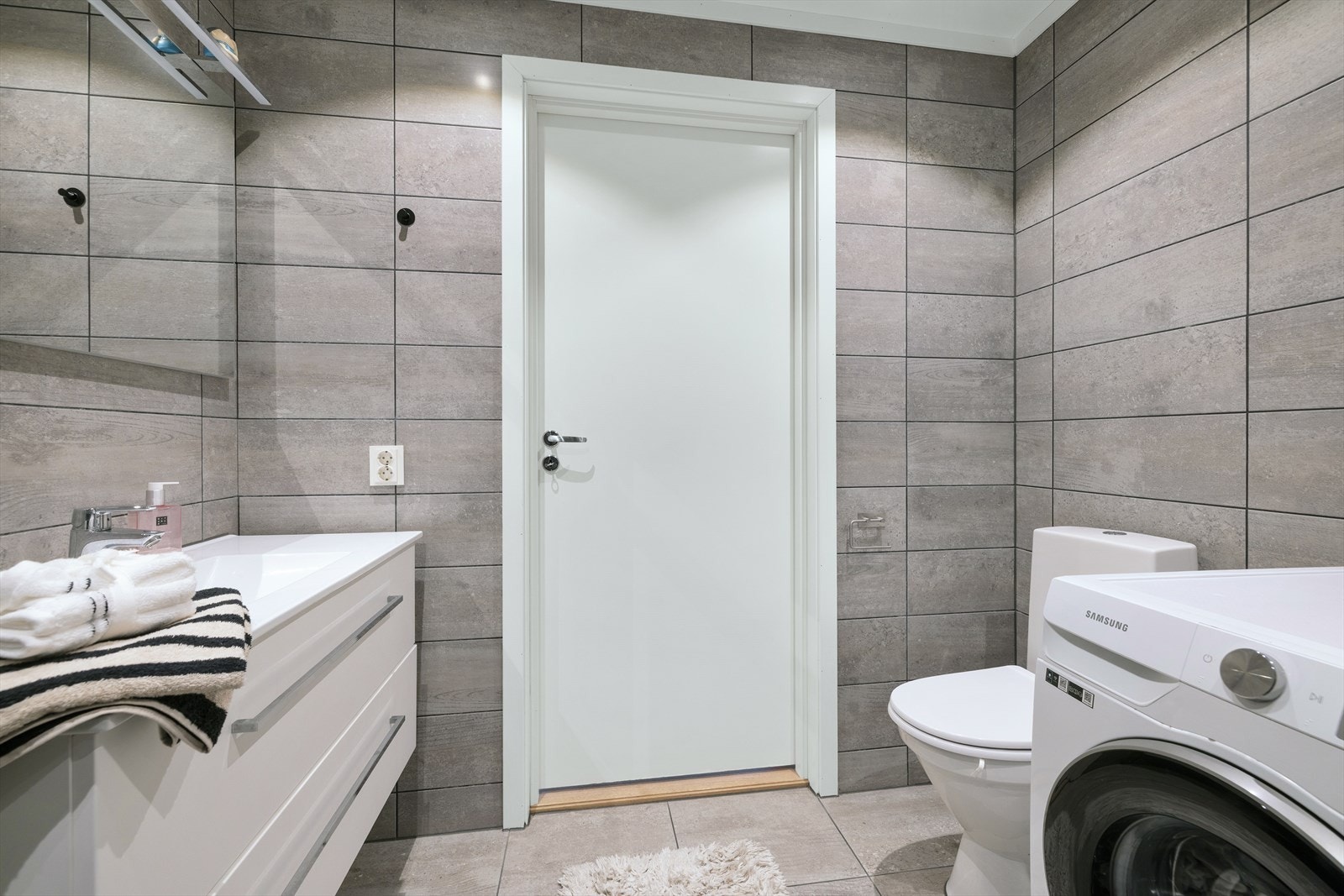 Badet har flislagte overflater og elektriske varmekabler i gulvet for god komfort. Galleribilde