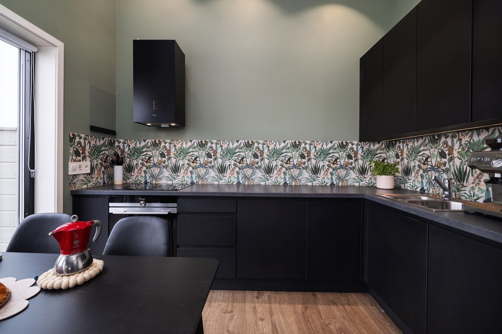 Kjøkkenet har en stilren innredning med glatte fronter og integrerte hvitevarer. Galleribilde