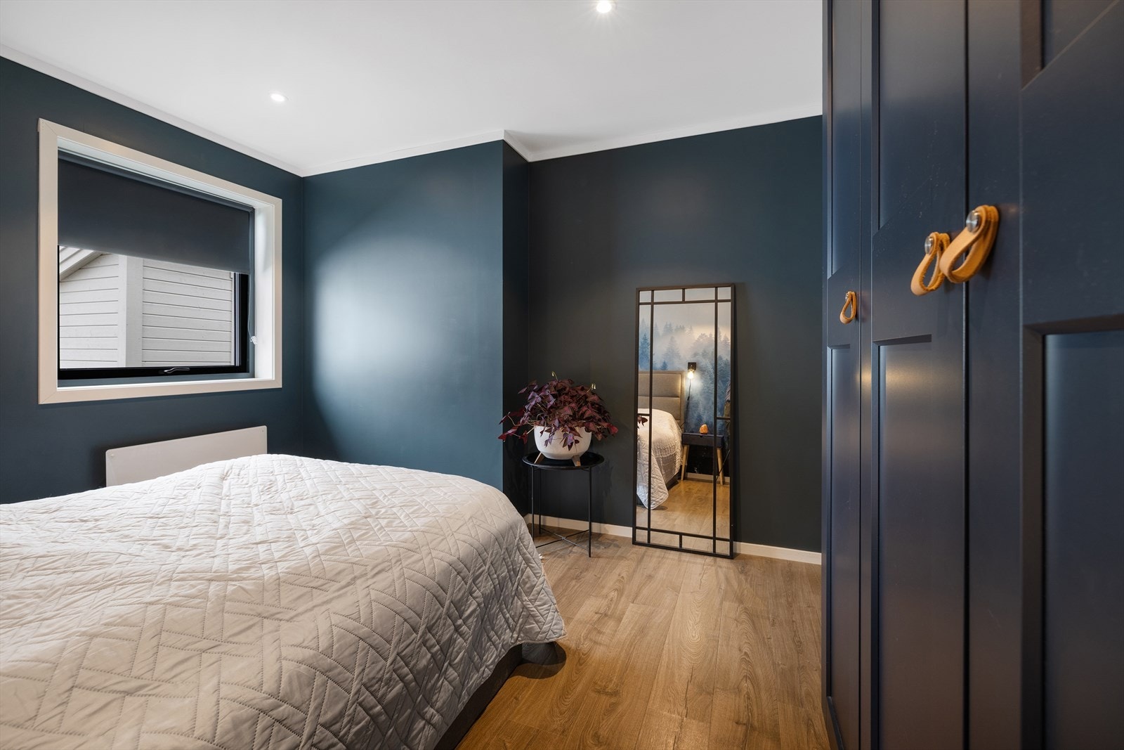 Hovedsoverommet har god plass til dobbeltseng og garderobeskap. Galleribilde