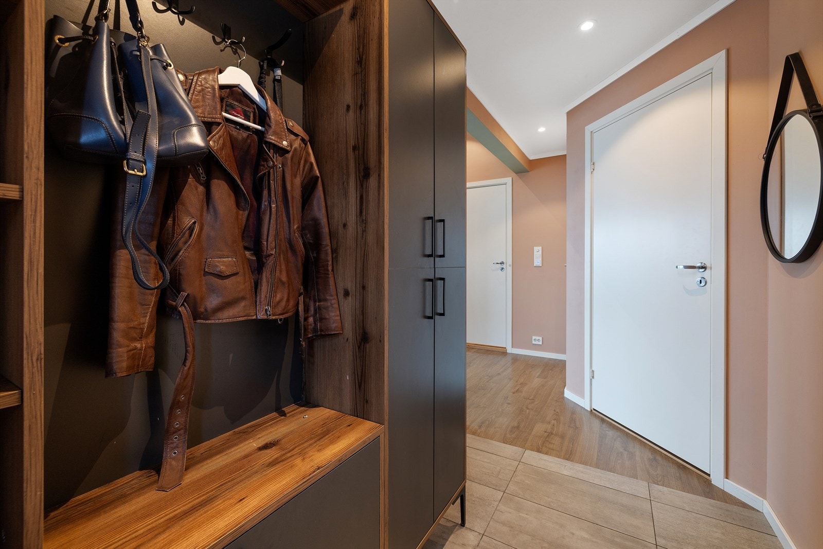 Entréen har flislagt gulv ved inngangspartiet og god plass til garderobeløsninger. Galleribilde