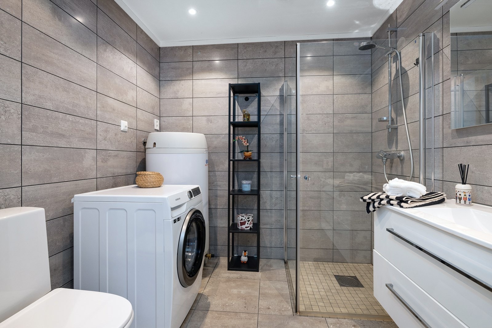 Det er opplegg for vaskemaskin, og varmtvannstanken på cirka 200 liter er plassert her. Galleribilde