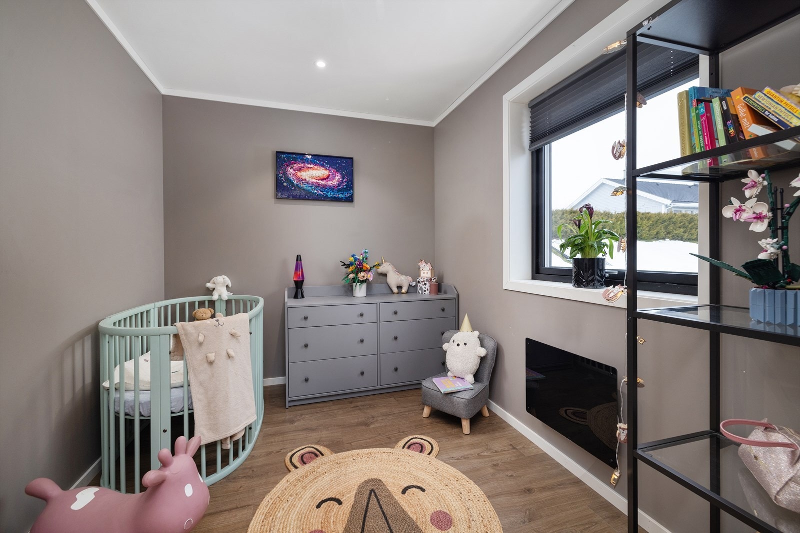 Også her er det vindu med 3-lags glass som sikrer et lunt rom. Galleribilde