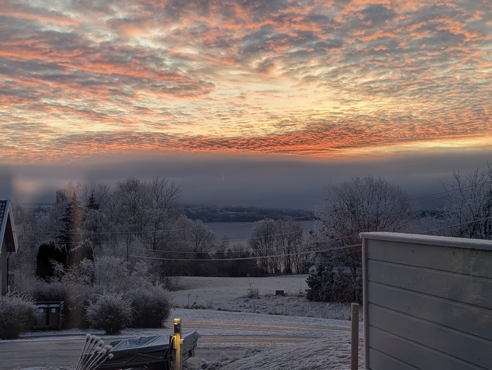 Fra eiendommen er det kun 3 minutters gange til Fegri bussholdeplass med forbindelser videre. (Selgers bilde) Galleribilde