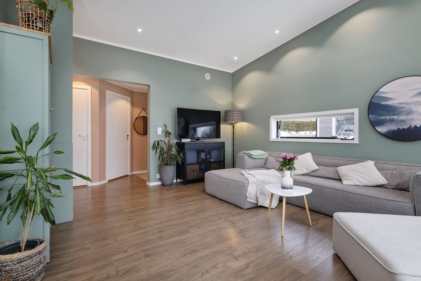 Malte plater på vegger og i himling gir et rent og helhetlig uttrykk i hele leiligheten. Galleribilde