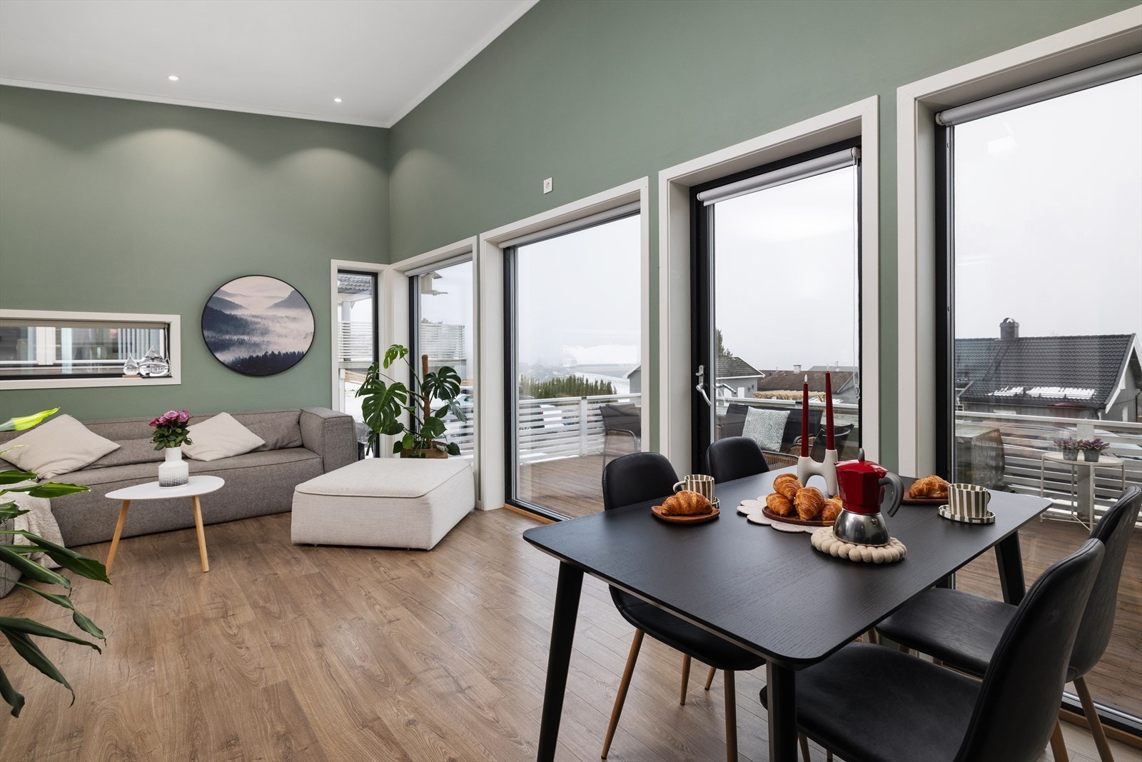 Den åpne stue- og kjøkkenløsningen har store vindusflater med 3-lags glass og direkte utgang til terrassen. Galleribilde