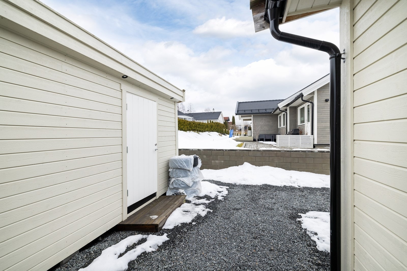 Til leiligheten medfølger en praktisk, utvendig sportsbod på cirka 3 m². Galleribilde