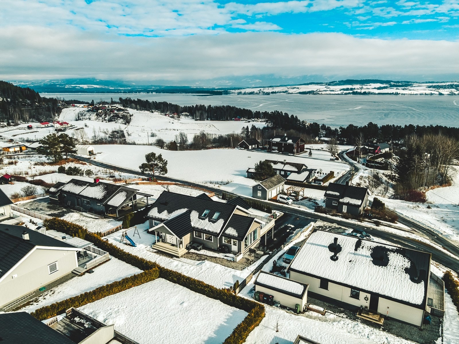 Boligen ligger i et etablert og rolig boligområde på Tyristrand, med nærhet til natur og gode turmuligheter. Galleribilde