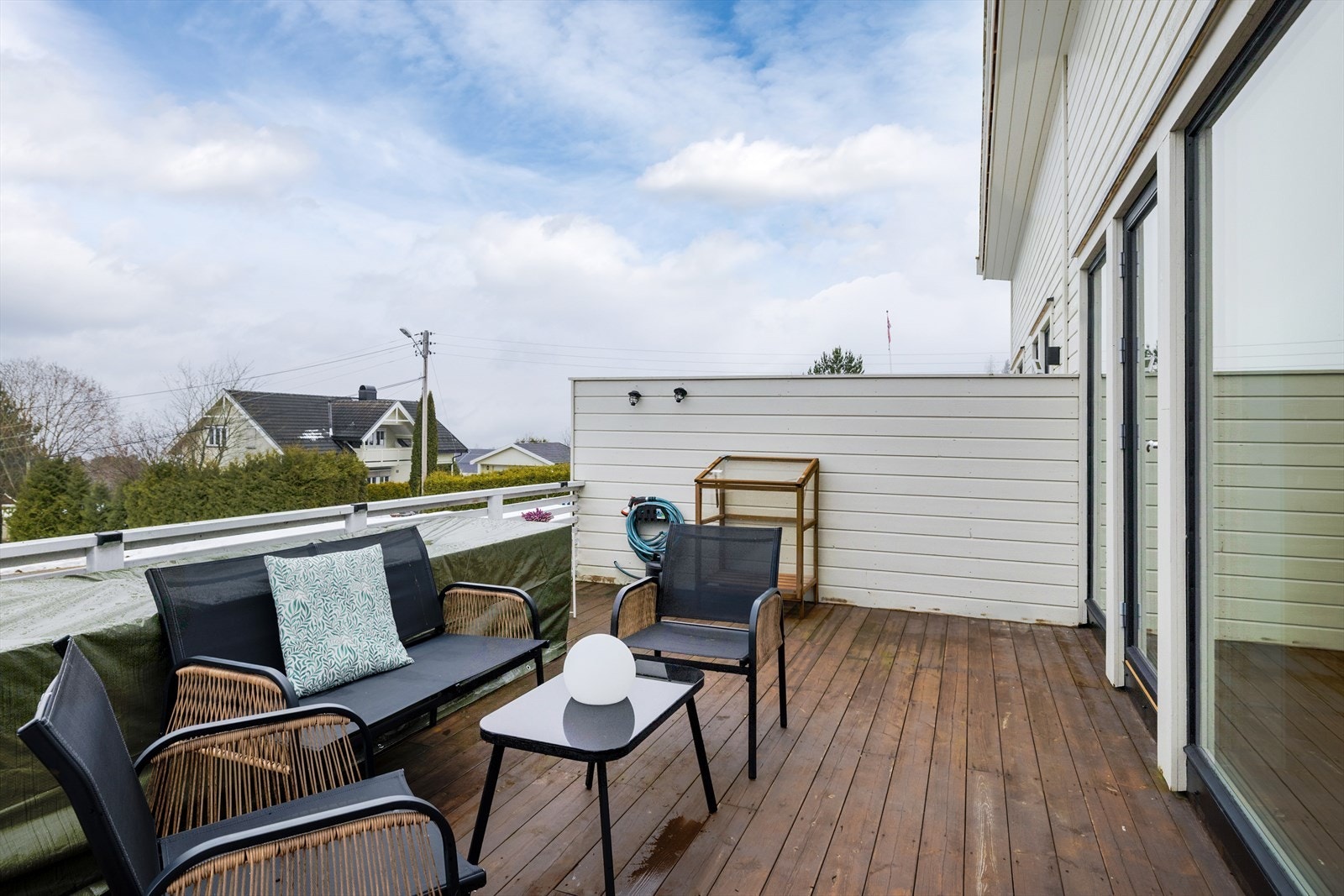 Terrassen på cirka 20 m² er bygget i impregnerte materialer og har god plass til utemøbler. Galleribilde