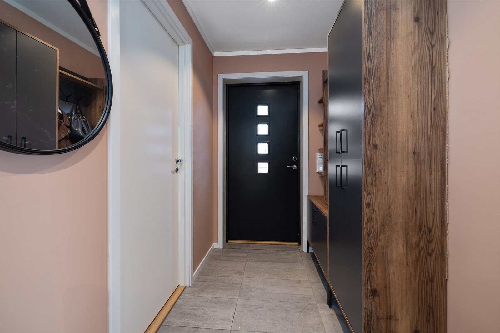 Fra entréen er det tilgang til alle rom i boligen. Gjennomgående laminatgulv i oppholdsrom og soverom. Galleribilde