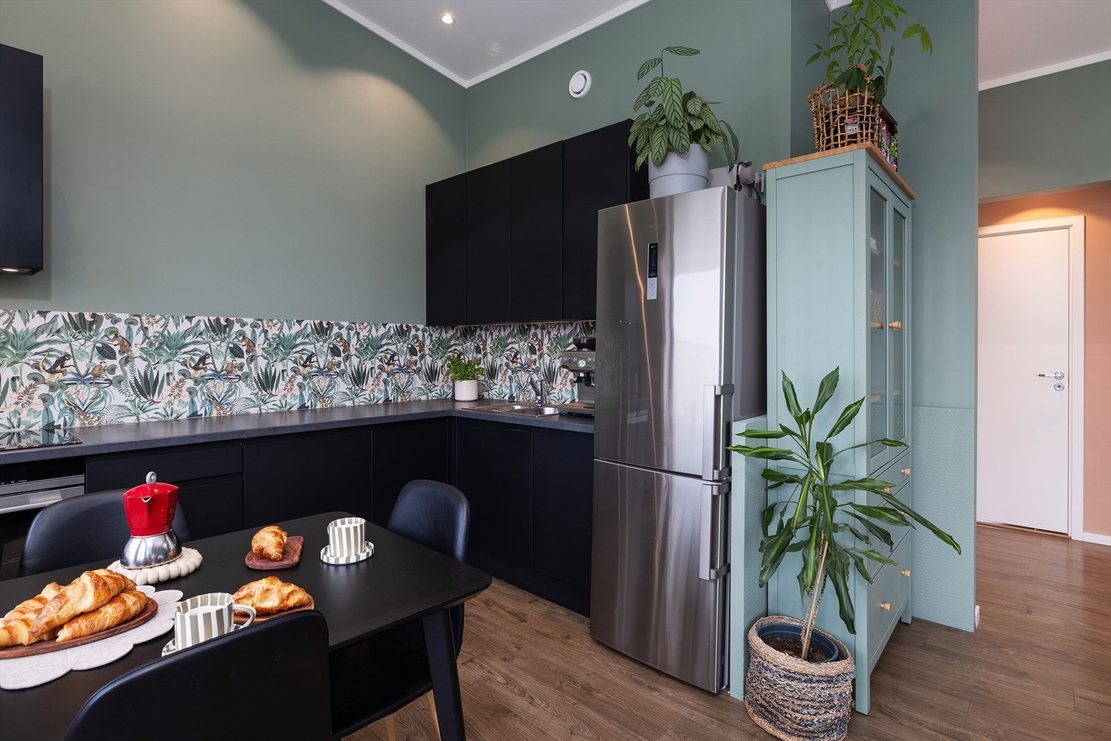 Alle hvitevarer, inkludert kjøl/fryseskap, oppvaskmaskin, platetopp og stekeovn, er integrert i innredningen. Galleribilde