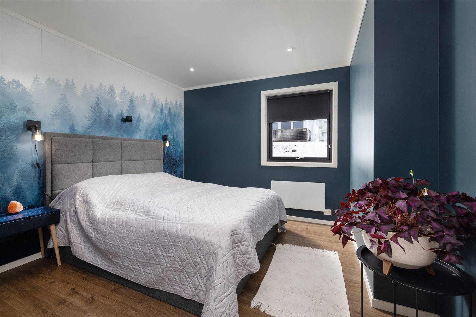 Laminatgulv og malte veggflater videreføres også på soverommene for et helhetlig preg. Galleribilde