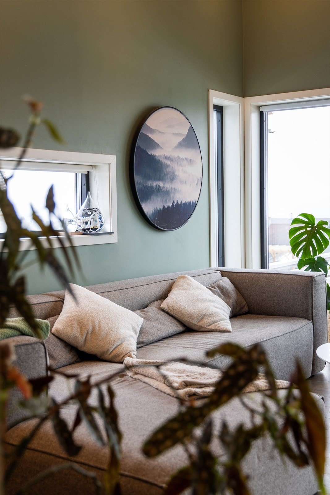 Stuen er enkel å møblere og har en god atmosfære. Det er klargjort for montering av ildsted. Galleribilde