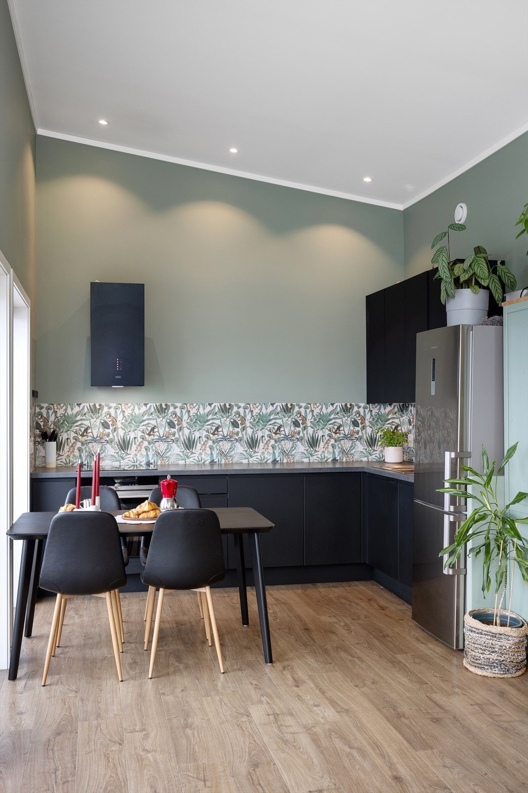 Kjøkkeninnredningen har laminatbenkeplate og er utstyrt med komfyrvakt og vannstoppsystem for ekstra trygghet. Galleribilde