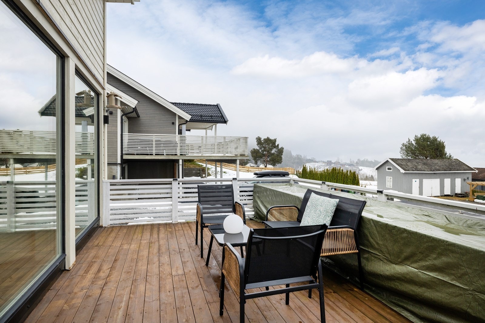 Uteplassen fungerer som en naturlig forlengelse av stuen i sommerhalvåret. Galleribilde