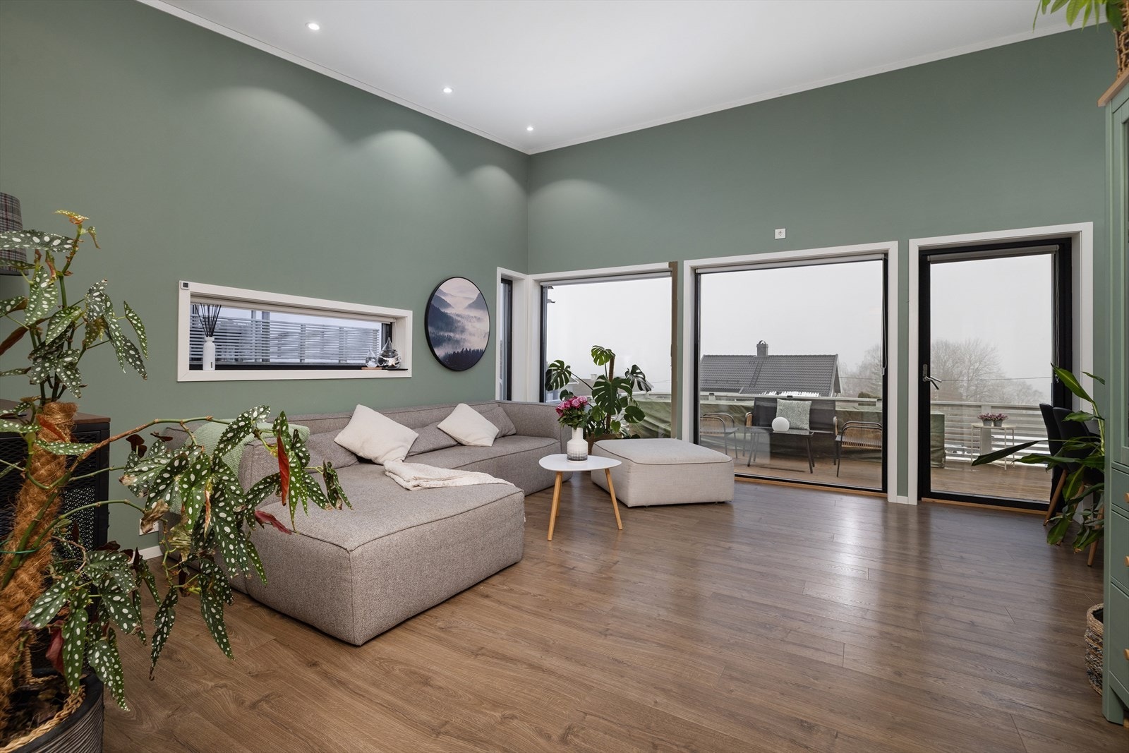 Vinduene med 3-lags glass, fra byggeåret 2021, bidrar til god isolasjon og energieffektivitet. Galleribilde