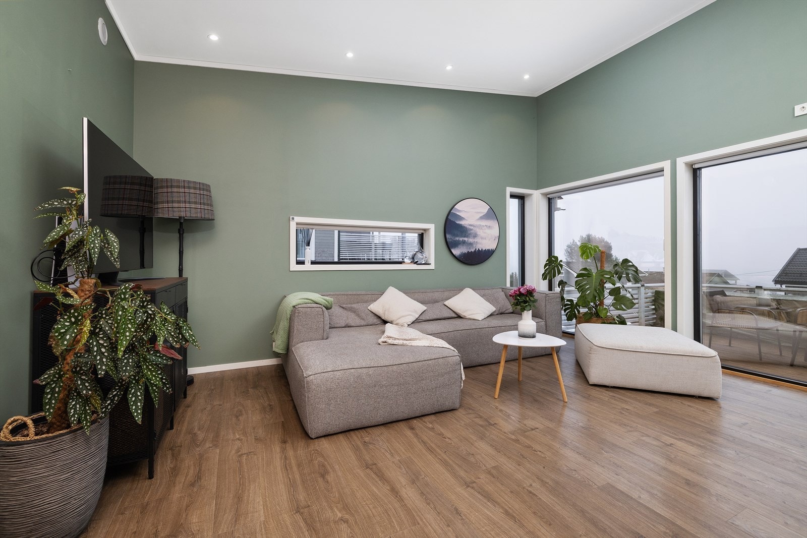 En fleksibel stue som gir rom for både en romslig sofagruppe og TV-møblement. Galleribilde