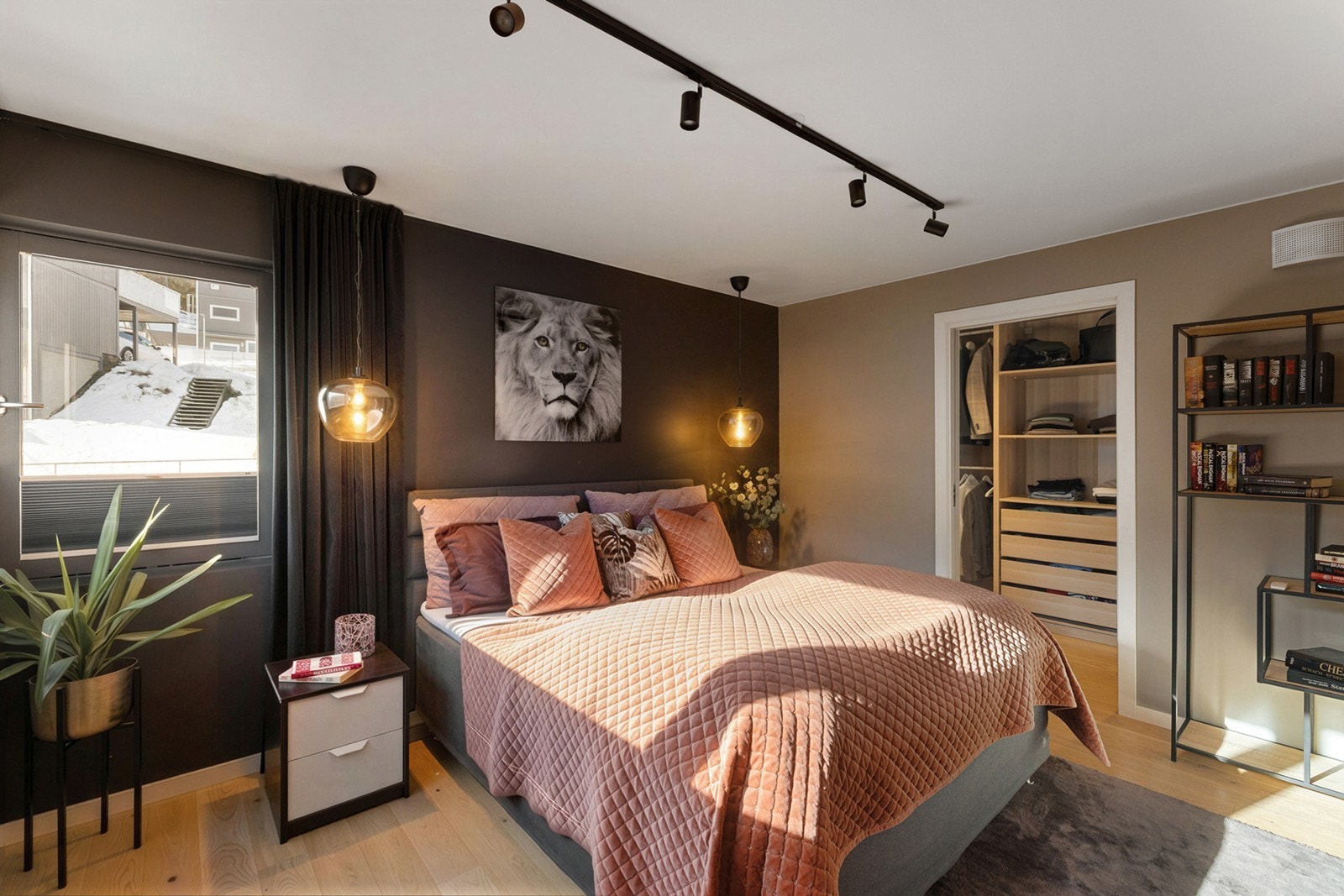 Gode vindusflater sørger for godt naturlig lysinnslipp og bidrar til en lun og behagelig atmosfære i rommet. Galleribilde