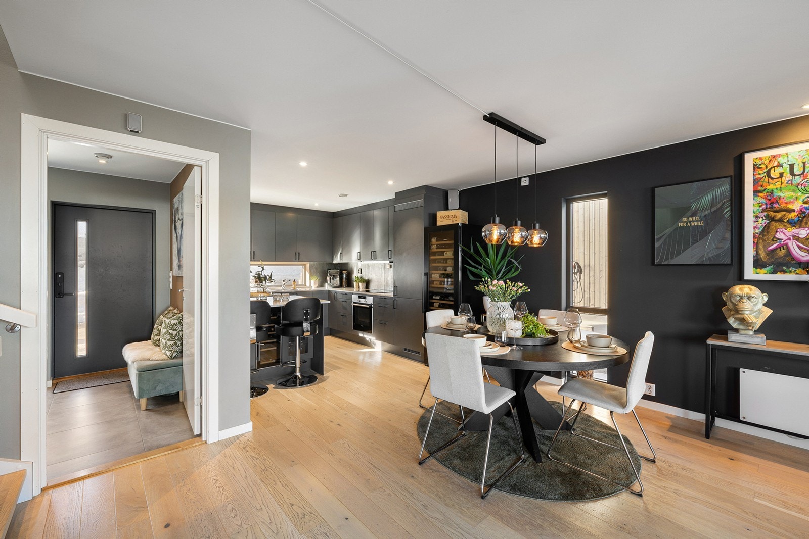 Et langsgående vindu over benkeplaten på kjøkkenet sørger for godt med naturlig lys inn i rommet. Galleribilde