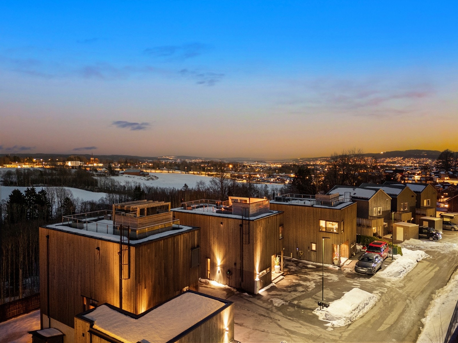Midtskogveien 67 B er en lekker og moderne enebolig med flott takterrasse og hybel. Galleribilde