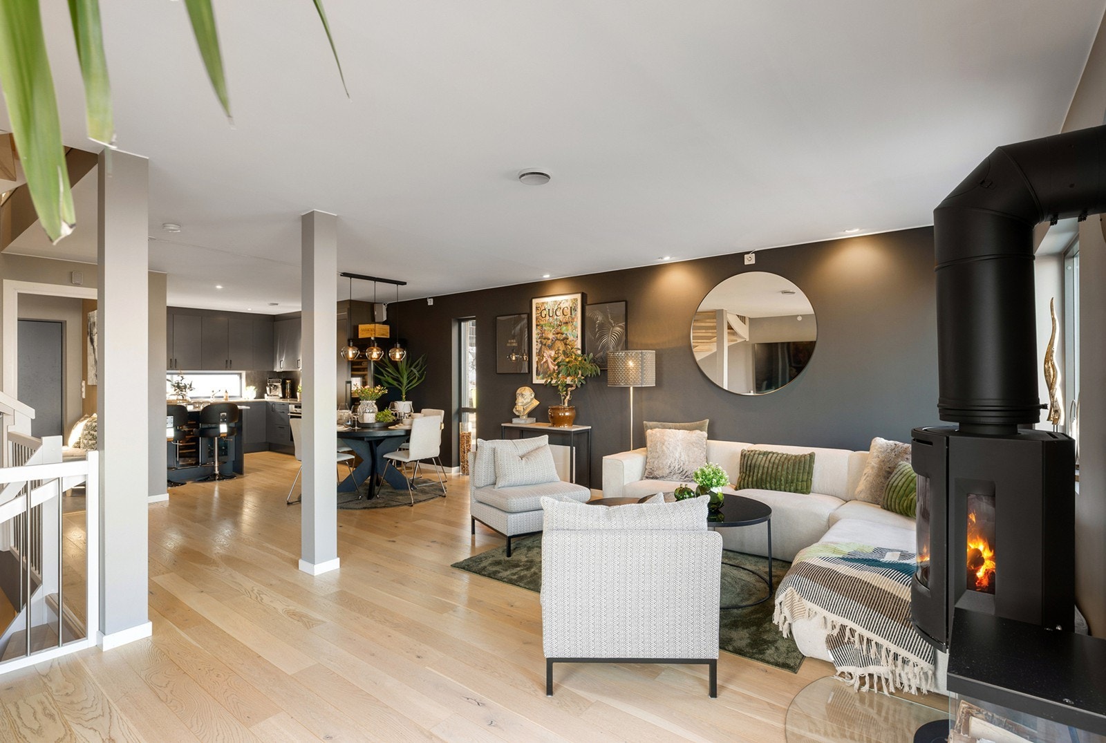 I stuen finner man en stilren peisovn som gir både god varme og en lun atmosfære på kjølige dager. Galleribilde