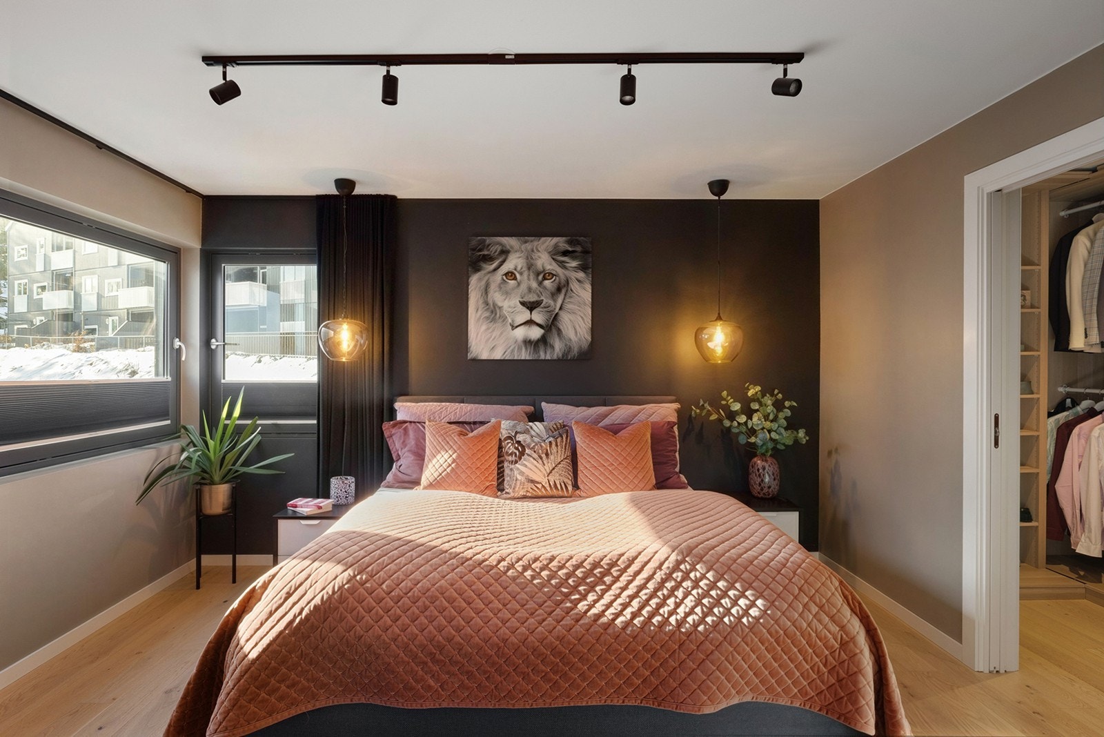 Hovedsoverommet er romslig og innbydende med god plass til dobbeltseng og tilhørende møblement. Galleribilde