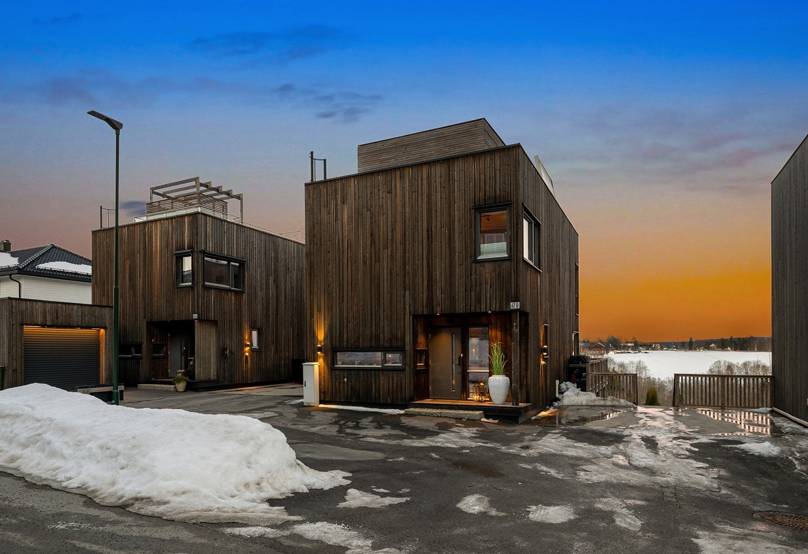 Eiendommen har romslig gårdsplass med flere biloppstillingsplasser, som gir enkel og praktisk parkering for både beboere og besøkende. Galleribilde