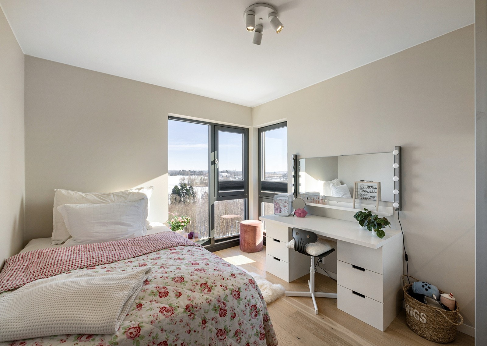 Soverom 3 - Lyst og koselig soverom med plass til seng og tilhørende møbler. Soverommet egner seg godt som barnerom, gjesterom eller kontor etter behov. Galleribilde