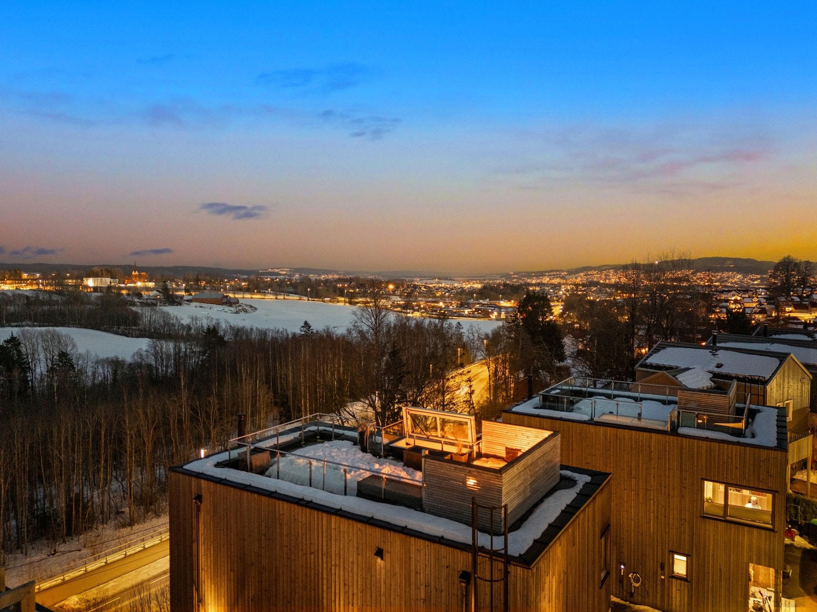 En fantastisk takterrasse med panoramautsikt over landskapet og nærområdet. Galleribilde